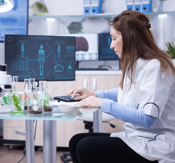 Laborantkinja radi za računarom u laboratoriji